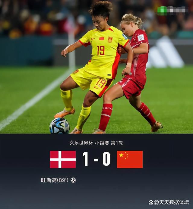 当天，赵丽颖身穿一件白色高龄毛衣，尽显温柔大方，秋冬氛围感拉满。