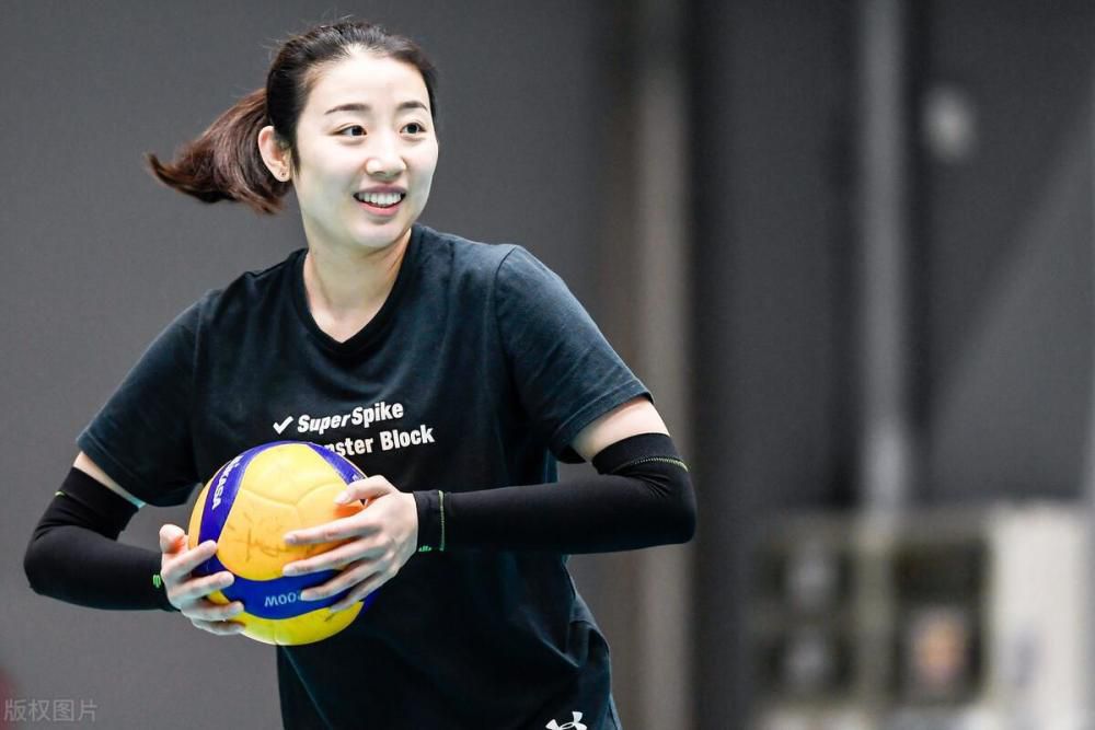张艺谋导演携妻子陈婷情侣装现身，非常恩爱。