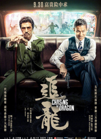 导演斯派克·琼斯、男星杰 《美国队长2》新片场照 斯嘉丽现身克里斯挂彩 2014-01-15 当地时间1月13日，洛杉矶，斯嘉丽·约翰逊现身《美国队长2：冬日战士》片场，当天拍摄场地在一家医院，克里斯·埃文斯扮演的的队长与安东尼·麦凯扮演的“猎鹰”脸上都有受伤痕迹。